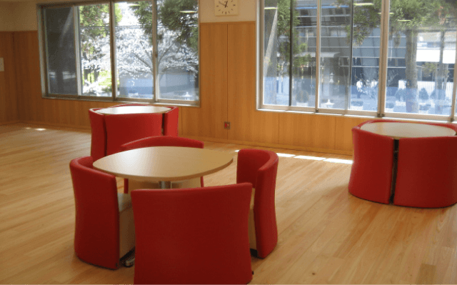 木材が使用された熊本県自治会館のフローリングと壁の写真1枚目