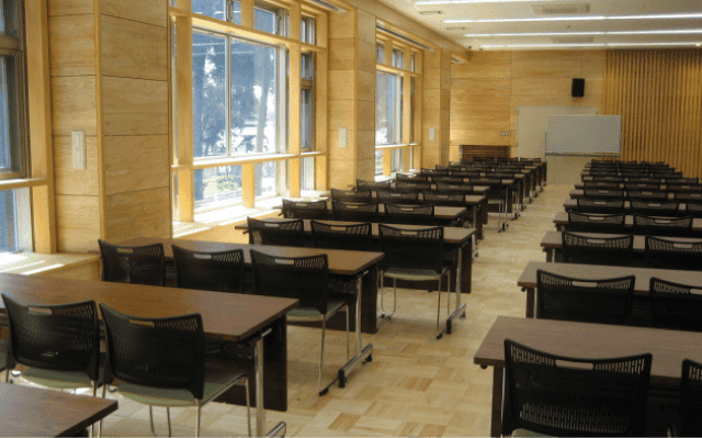 木材が使用された熊本県自治会館のフローリングと壁の写真2枚目