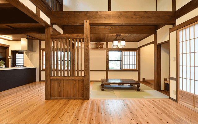 木目の美しさと伝統的な技法を活かした木造の建物の内観の写真1枚目