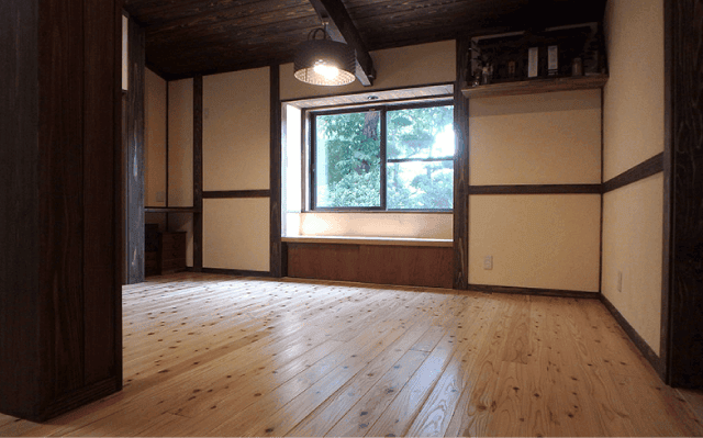 木目の美しさと伝統的な技法を活かした木造の建物の内観の写真2枚目