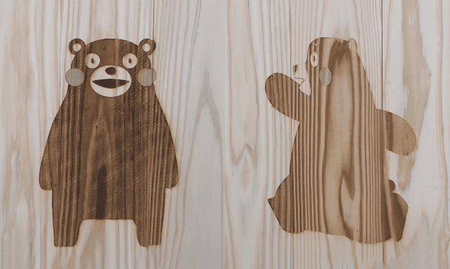 杉の無垢無節材表面にくまモンのイラストをレーザー加工にて焼付けした写真2枚目